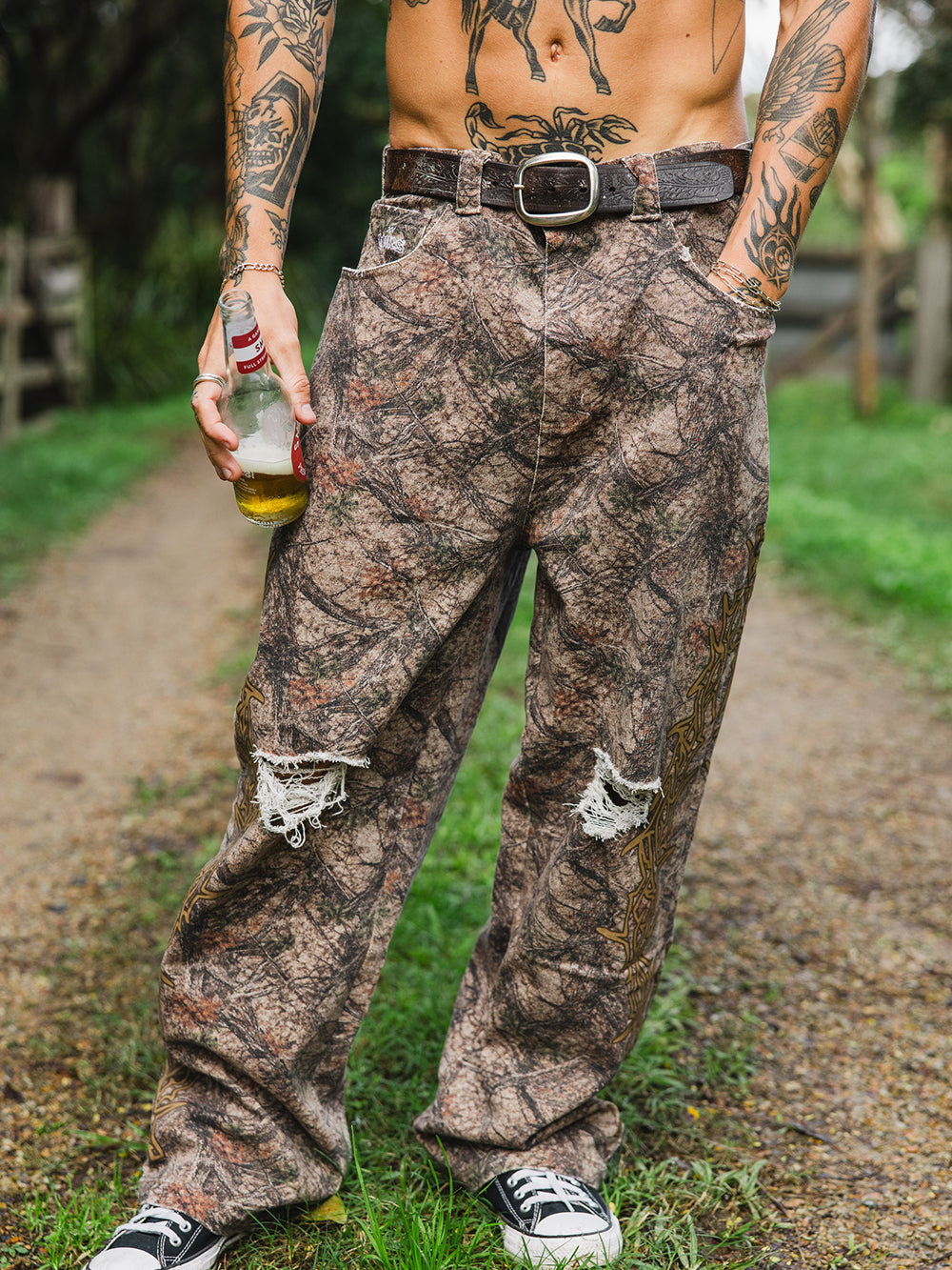 Bones Barb Distressed Pants - Camo